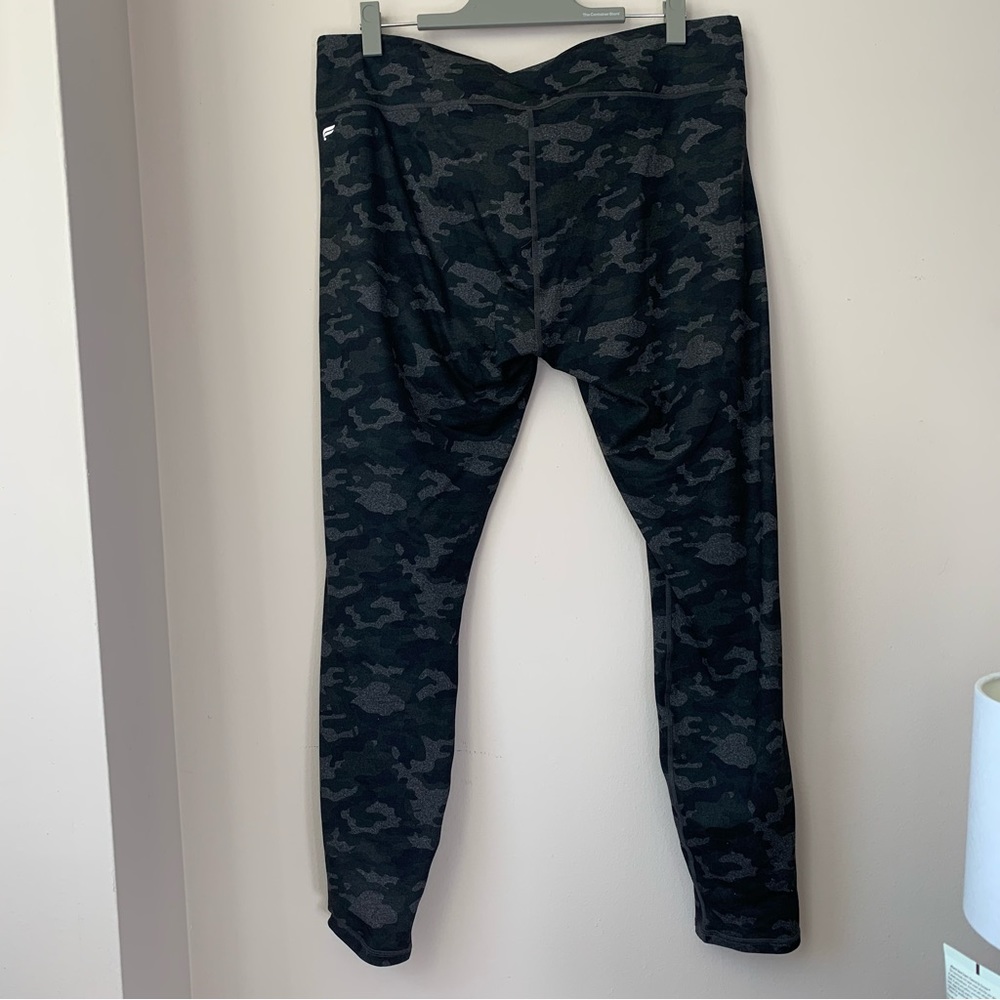 NWT Fabletics Powerhold Mid-rise Camo leggings, size XXL w/pocket